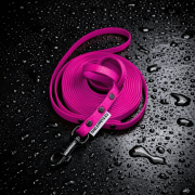 Smycz wodoodporna SHELBY WOOFY LEASH na czarnym tle w szerokości 1cm mały pies kolor różowo neonowy.png