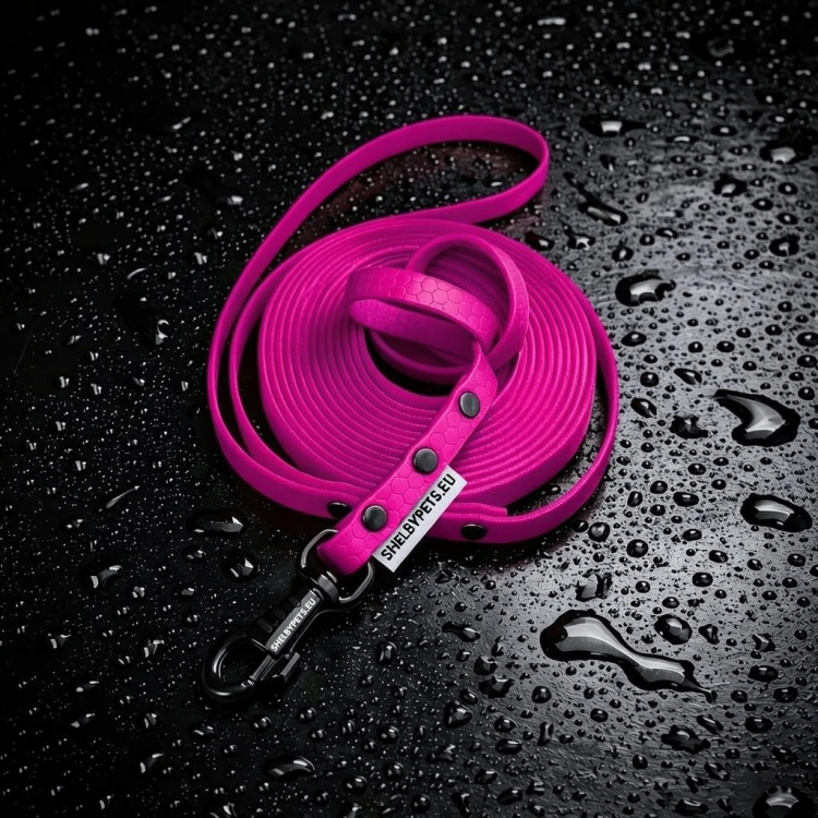 Smycz wodoodporna SHELBY WOOFY LEASH na czarnym tle w szerokości 1cm mały pies kolor różowo neonowy.png